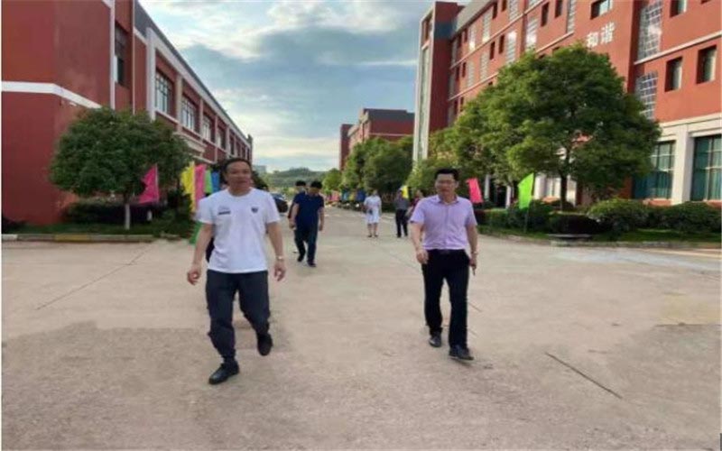 吉安市理工技工学校接待吉安市赣州商会一行人参观