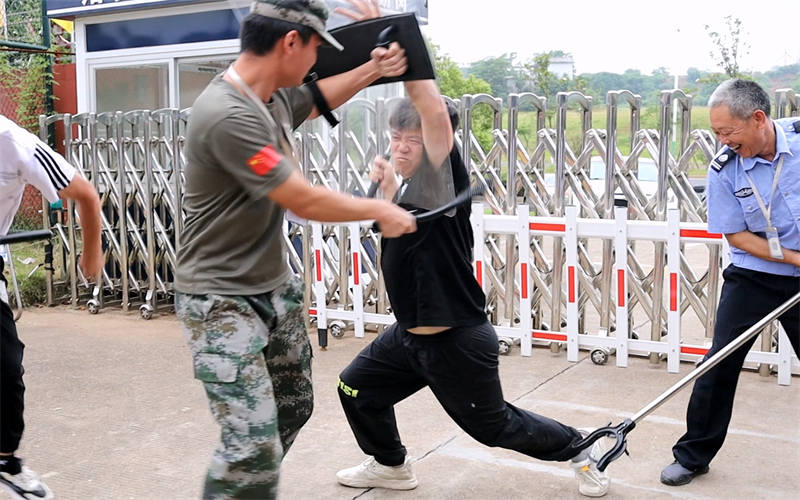 我校进行校园安全防爆演练,提高学生应急反应