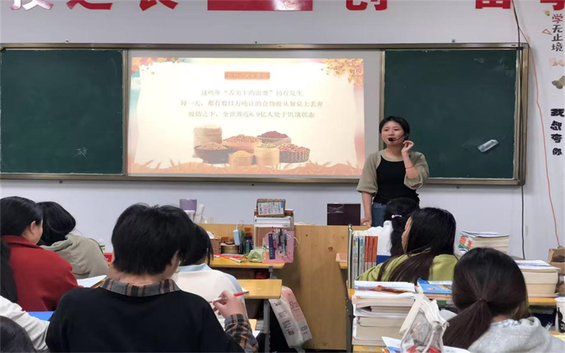 我校学工处组织各班级召开食品安全主题班会
