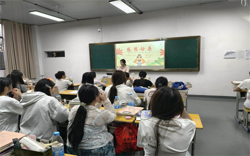 我校学工处组织各班级召开“感恩母爱，温暖同