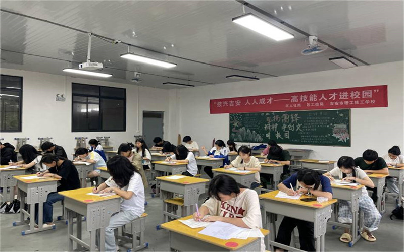 传承文化精粹 书写青春风采—我校举行2025年校