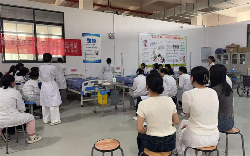 严谨考风考纪，检验教学成果—我校期末考试顺
