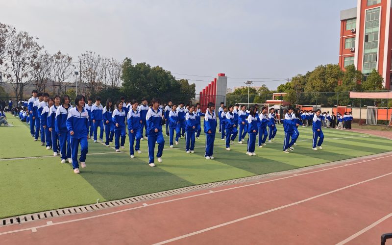 春日暖阳映绿茵 少年意气展英姿-我校隆重举行
